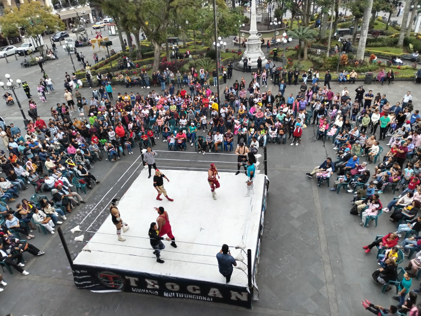 Disfrutan pequeños de espectáculo de luchas