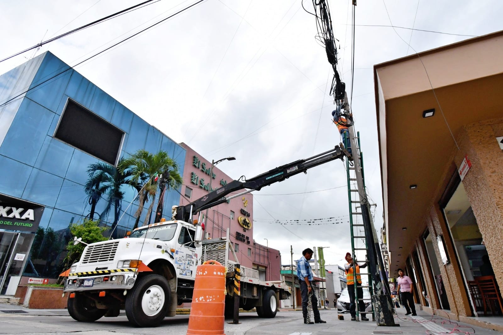 CFE da inicio con el retiro de postes en la calle 9