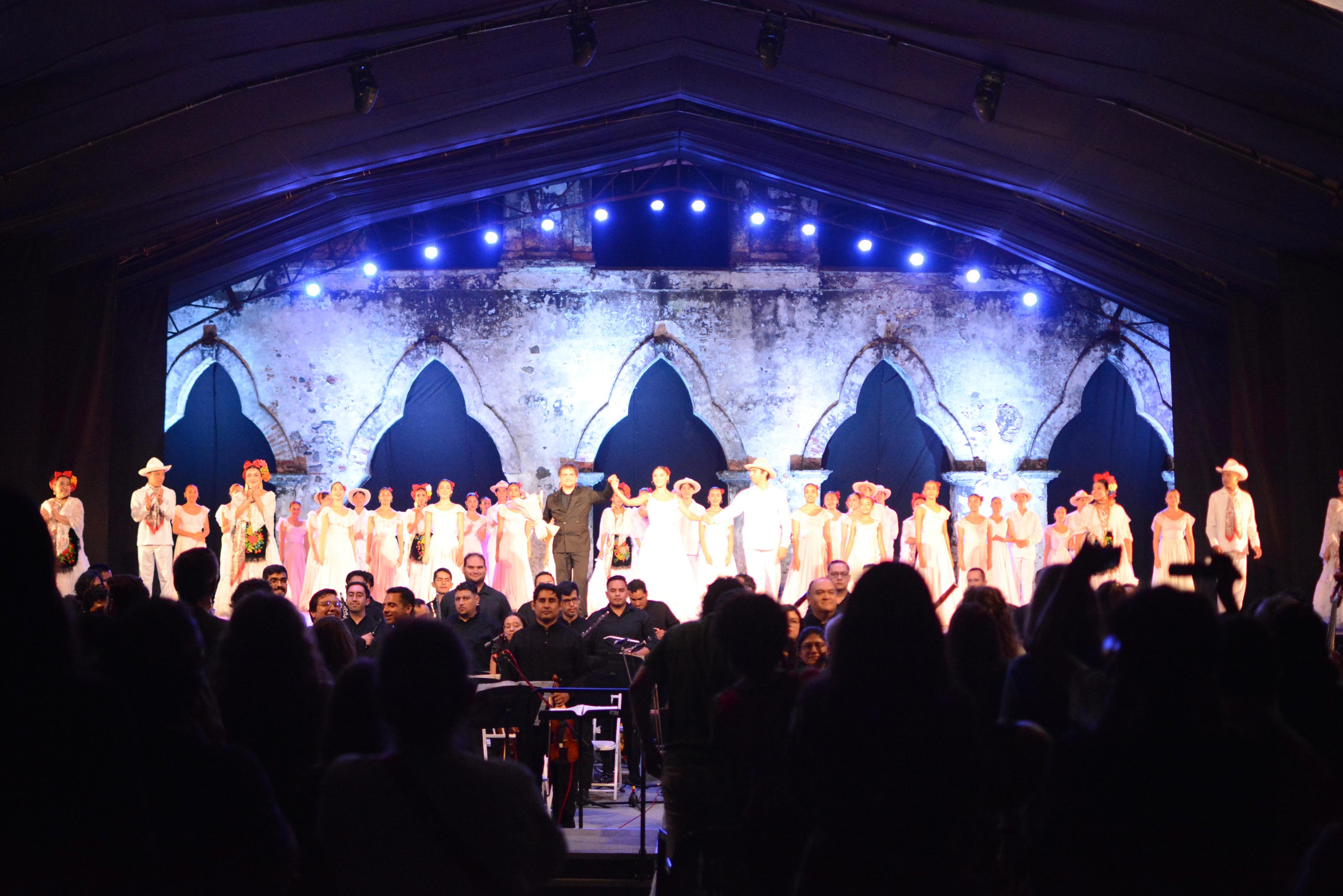 Noche mágica con la Orquesta Filarmónica de Boca del Río y los bailarines de ProVer en la Ex Hacienda San Francisco Toxpan