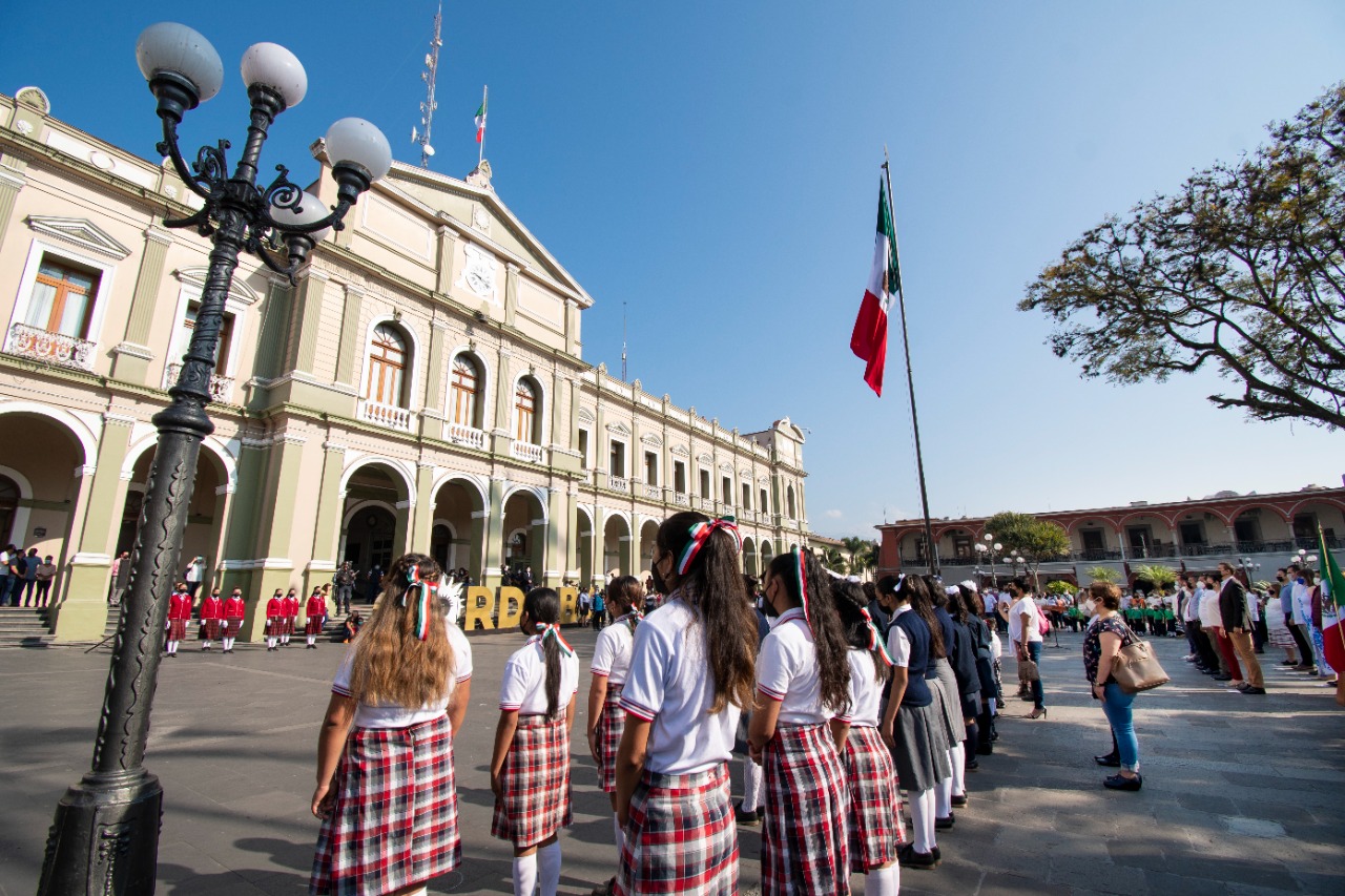 Obtienen 24 escuelas de Córdoba su escritura con programa de regularización