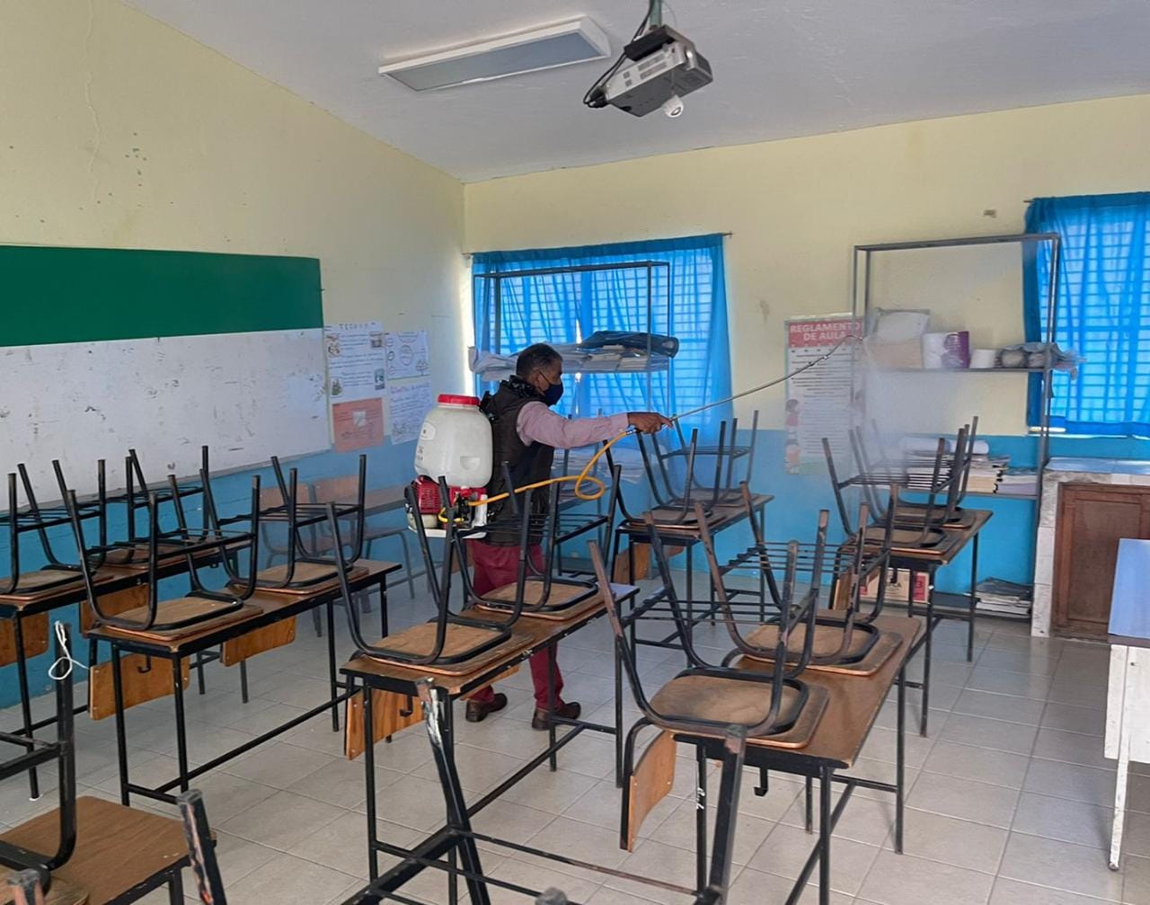 Desinfecta Ayuntamiento de Córdoba 50 escuelas para reducir la transmisión del Covid