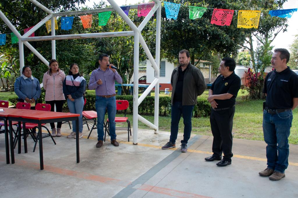 Dona Presidente Juan Martínez material de construcción para Telesecundaria en San Rafael Calería