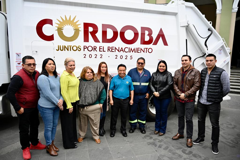 Entrega Presidente tres unidades compactadoras de basura