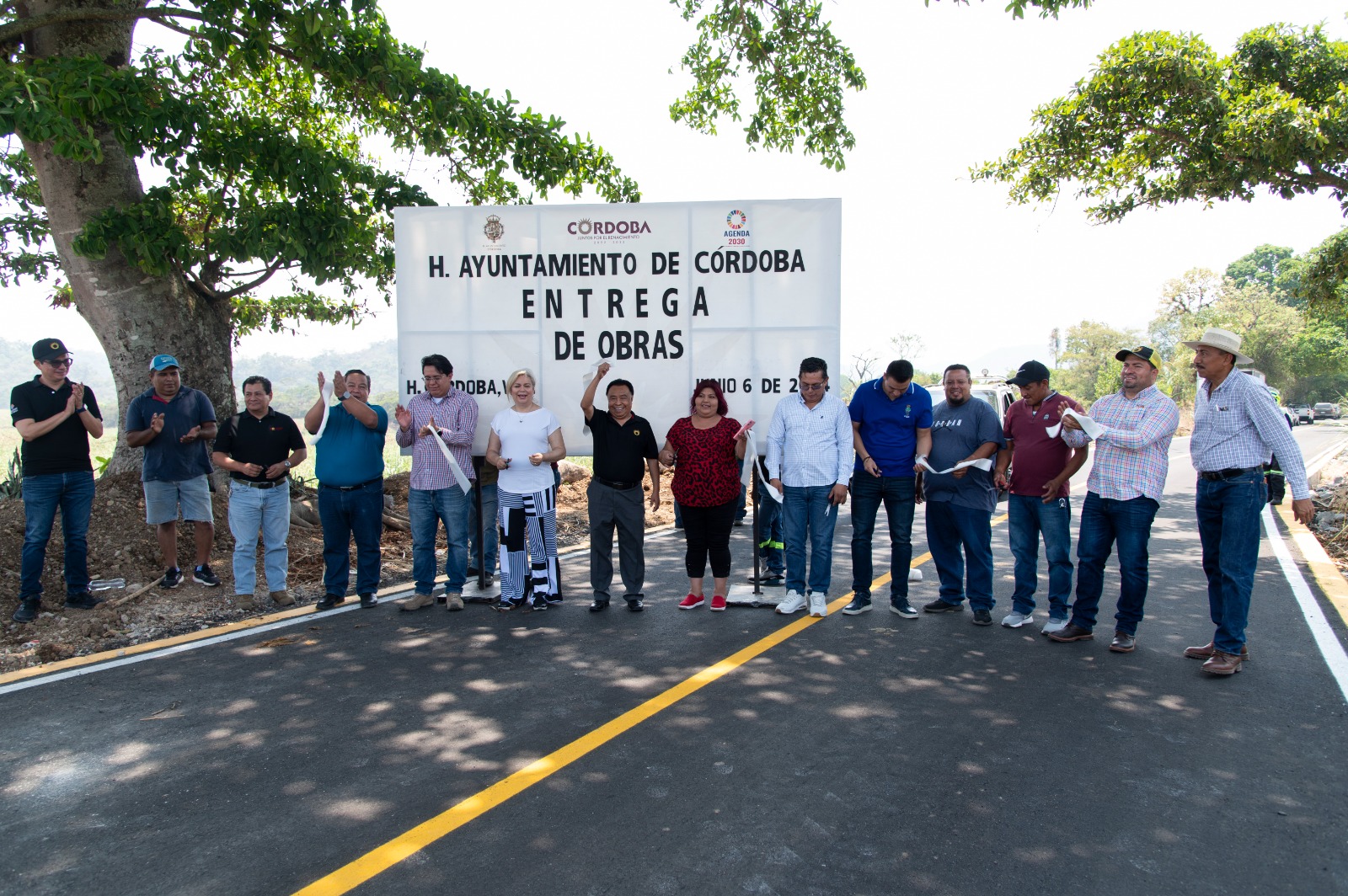 Entrega alcalde Juan Martínez obras de conectividad en zona urbana y rural de Córdoba