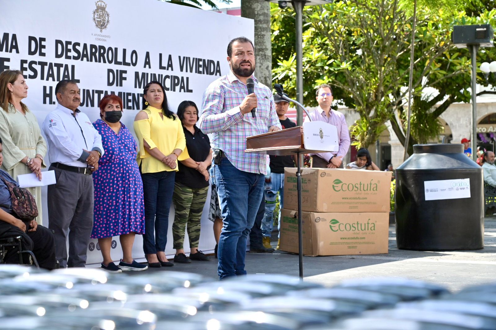 Entrega Ayuntamiento y DIF apoyos y mejora las condiciones de vida para familias cordobesas
