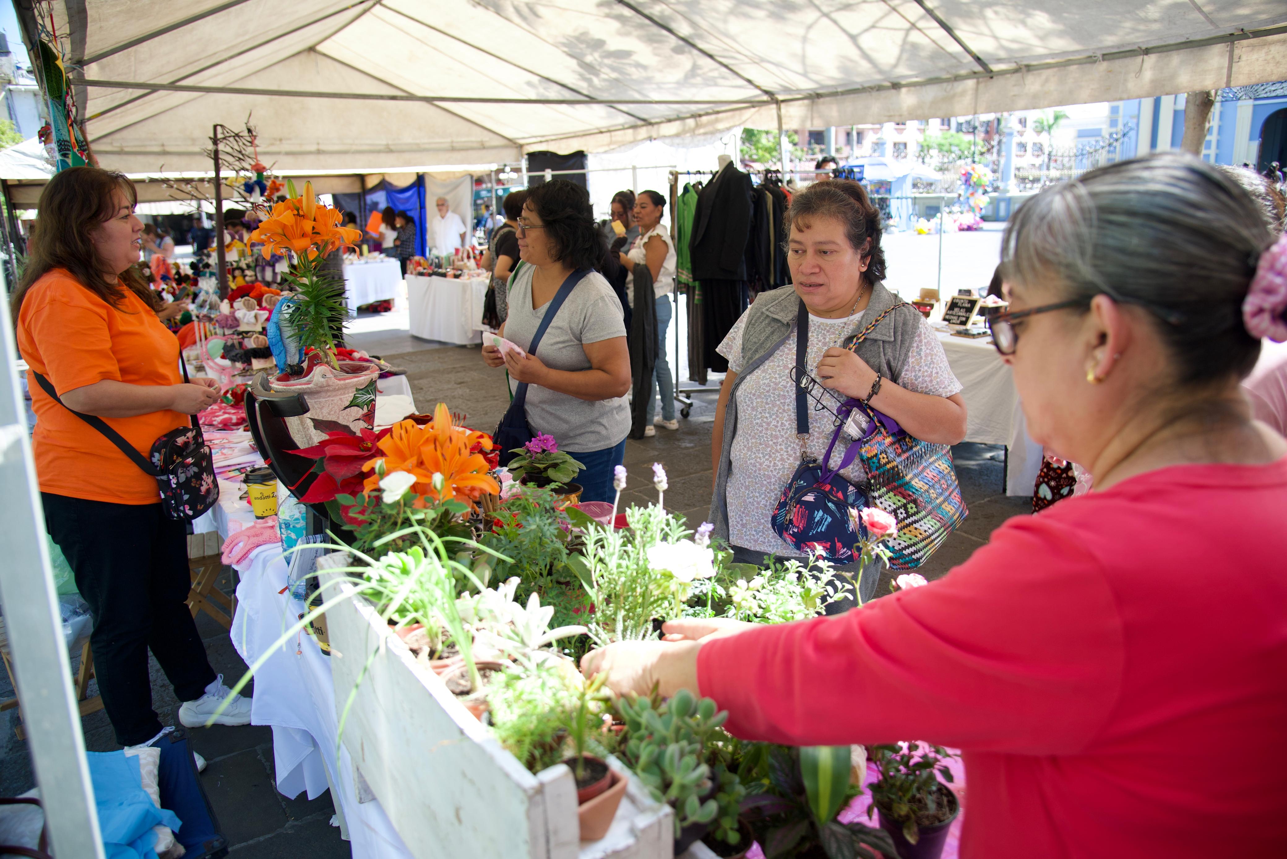 Consume local en la Feria Internacional de la Mujer Emprendedora organizada por el IMMUJERES                            