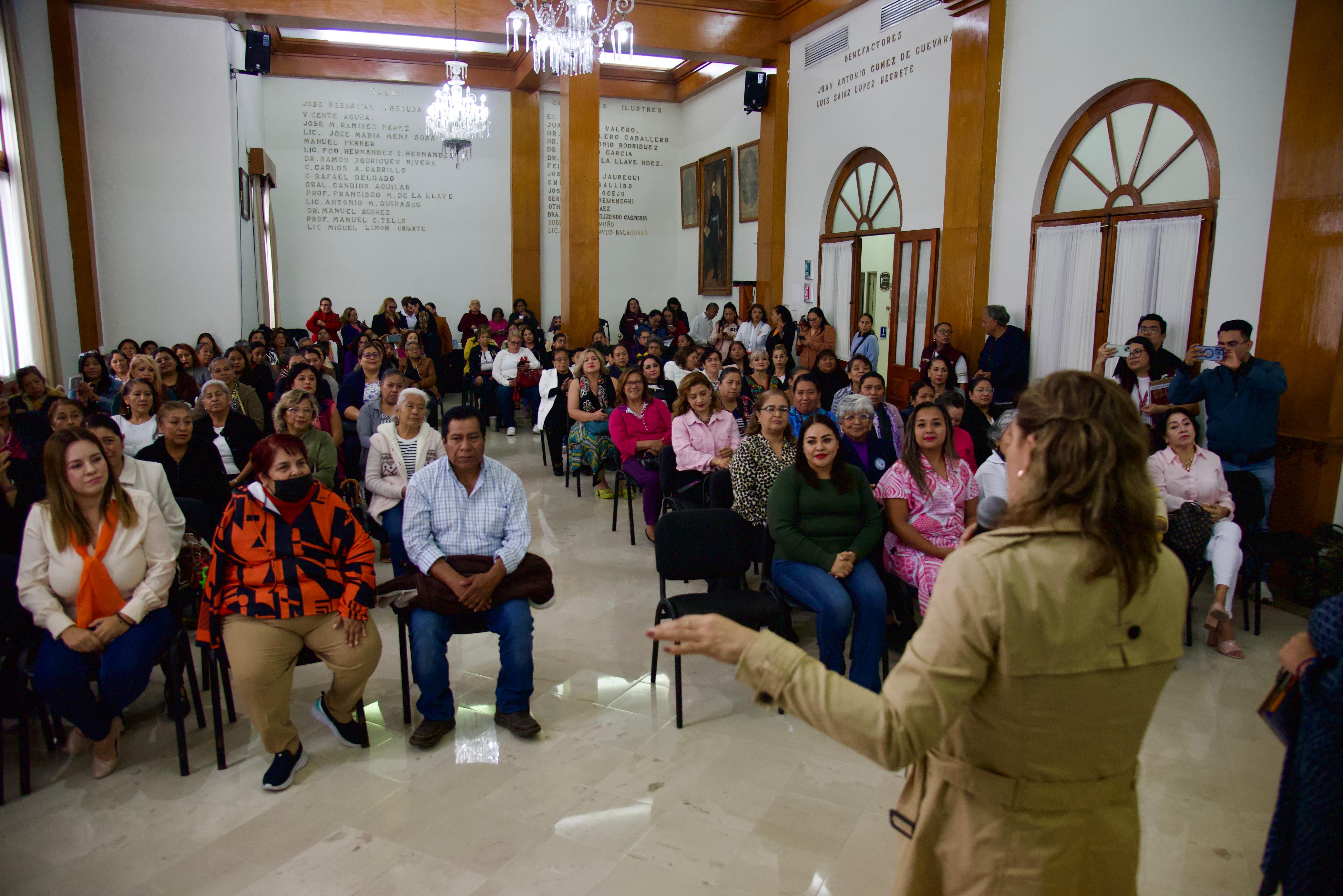 Reconocen el esfuerzo y la unión de Mujeres Tejedoras de la Patria