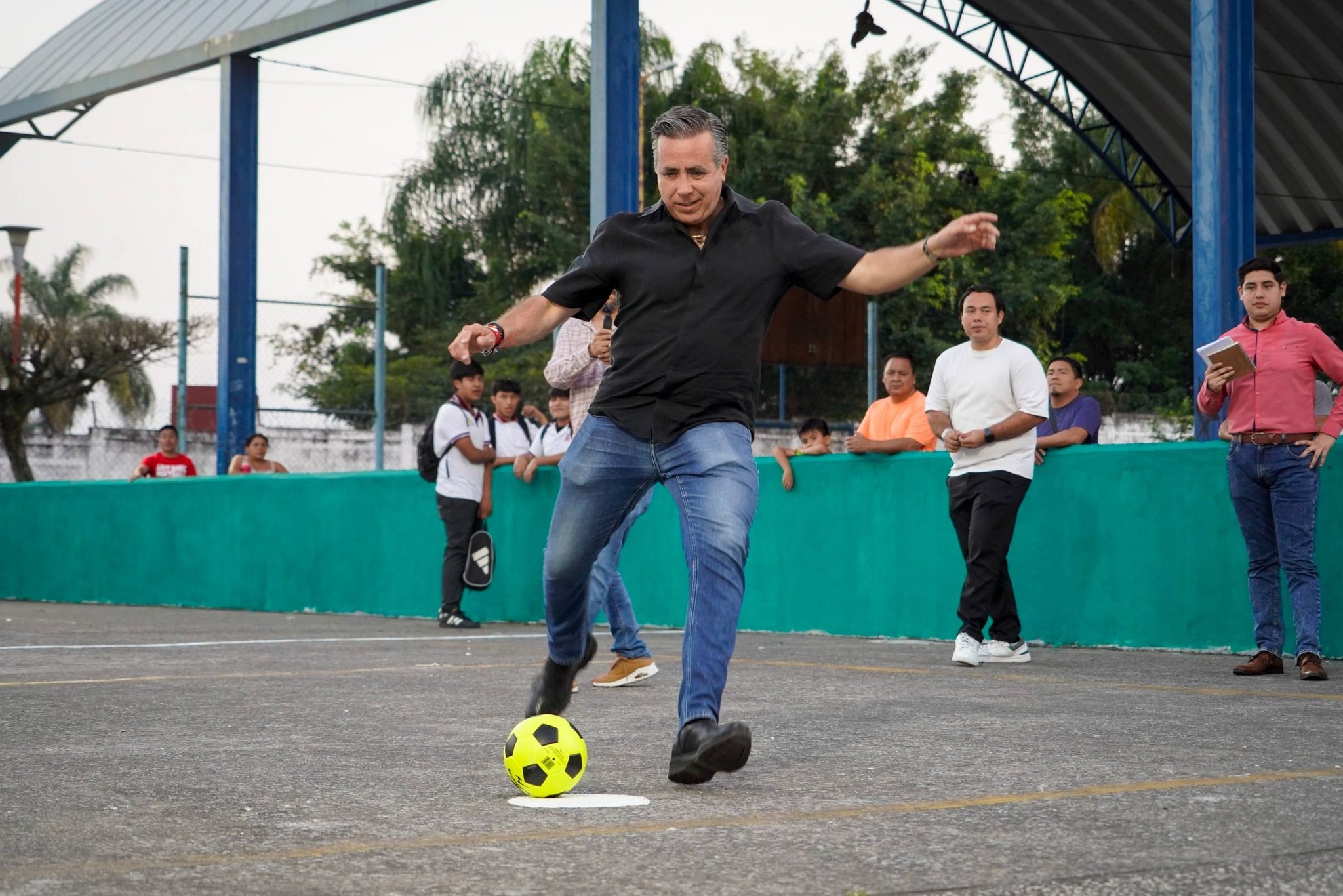Arranca la Copa Barrios 2026; Manuel Alonso Cerezo, presidente municipal, da la patada inaugural