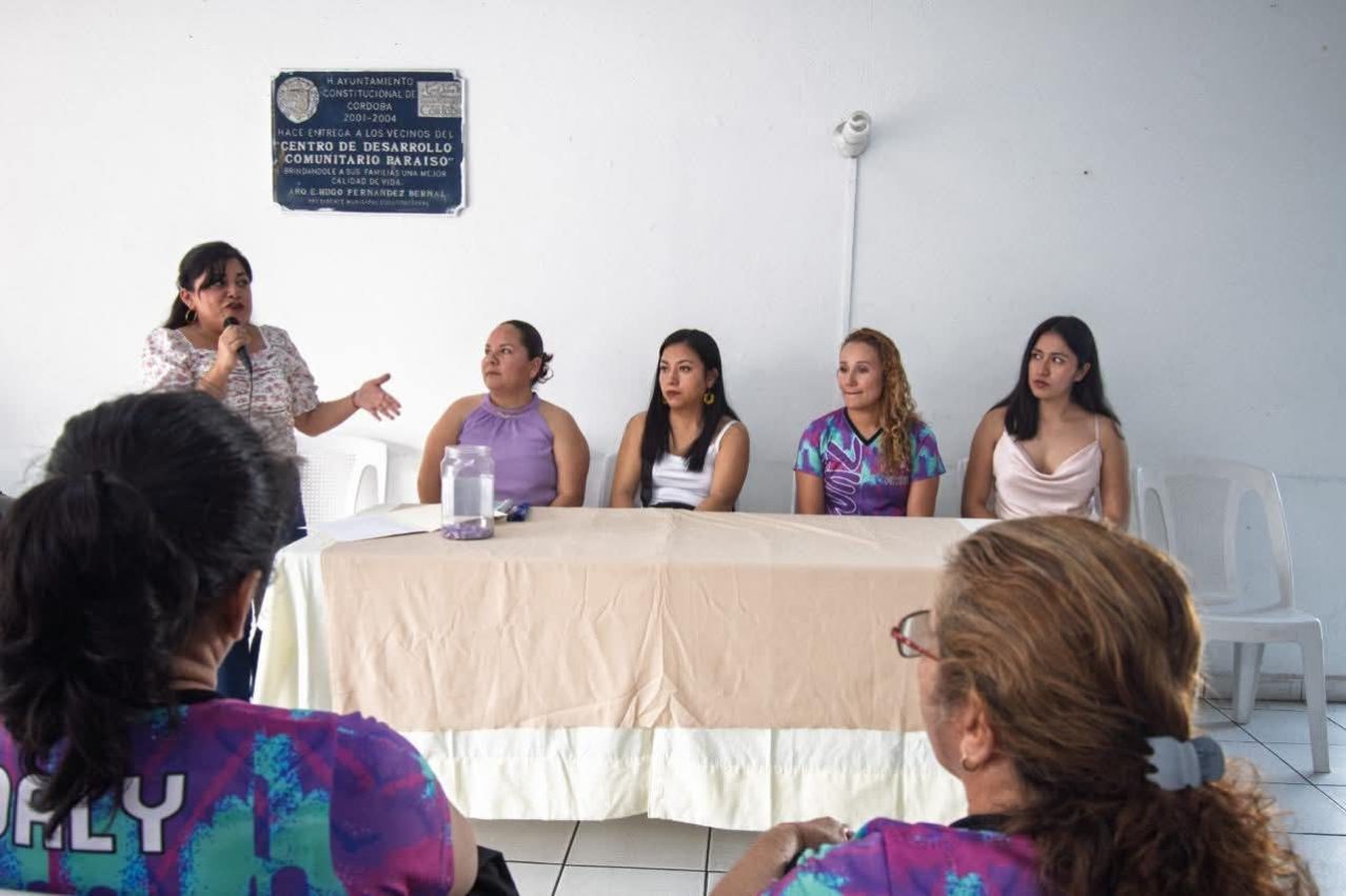 Impulsan en centros comunitarios actividades que reconocen el talento y la participación de las 
mujeres.