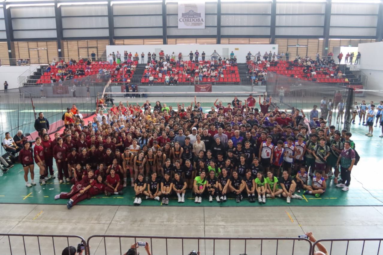 Inauguran etapa Estatal de voleibol sala; Manuel Alonso Cerezo, presidente municipal, da la bienvenida y saque inicial