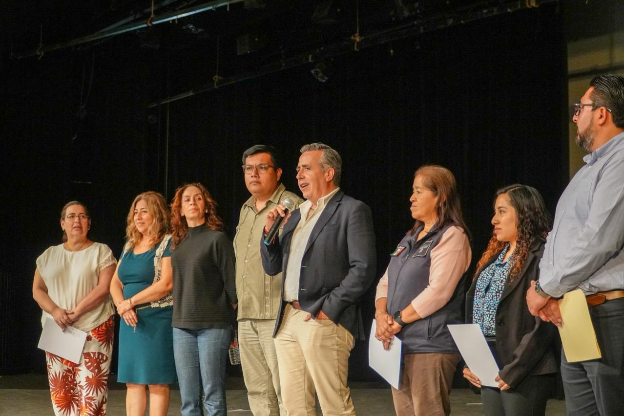 Reciben alumnos de la ESBAO ponencia sobre relaciones amorosas; alcalde Manuel Alonso Cerezo reconoce labor de directivos de la institución