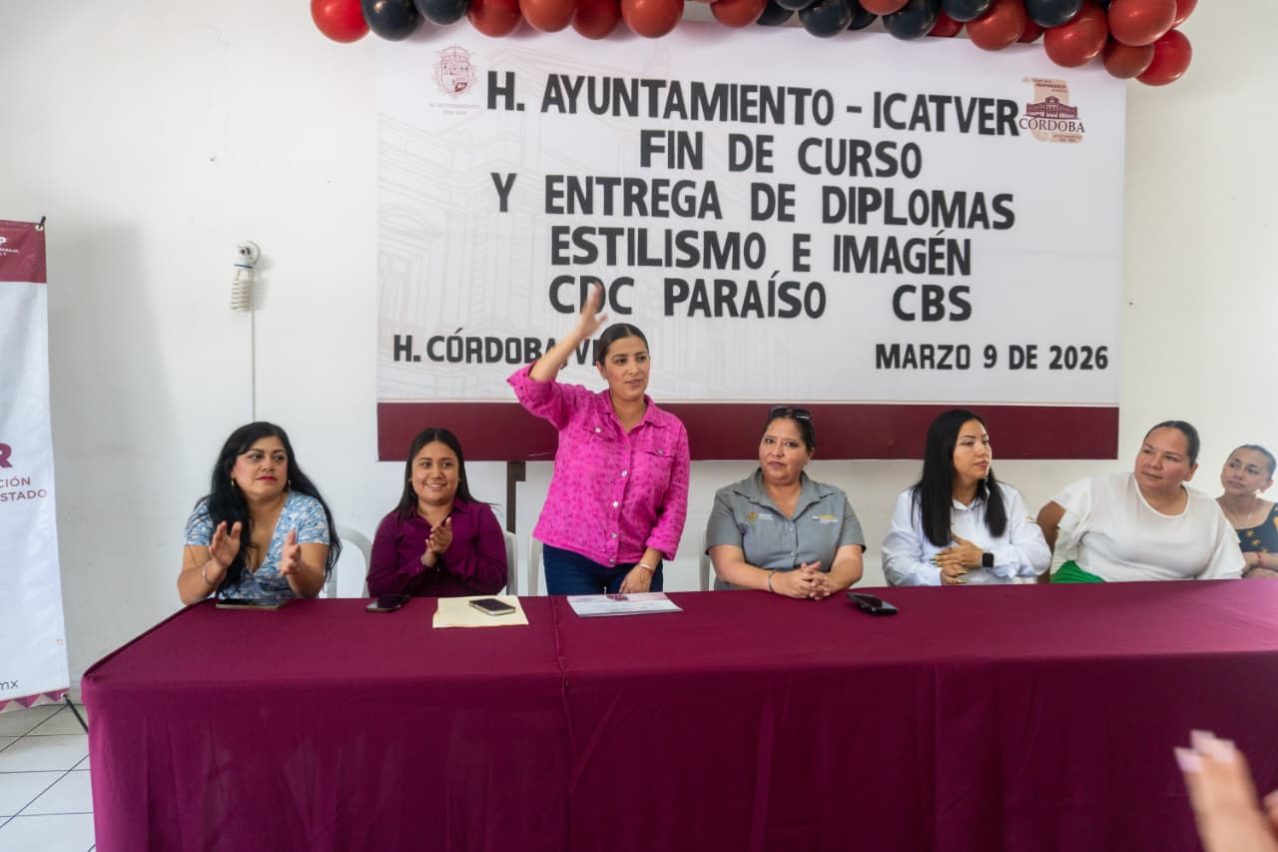 Entregan diplomas a egresadas del curso de Estilismo y Diseño de Imagen en CDC Paraíso