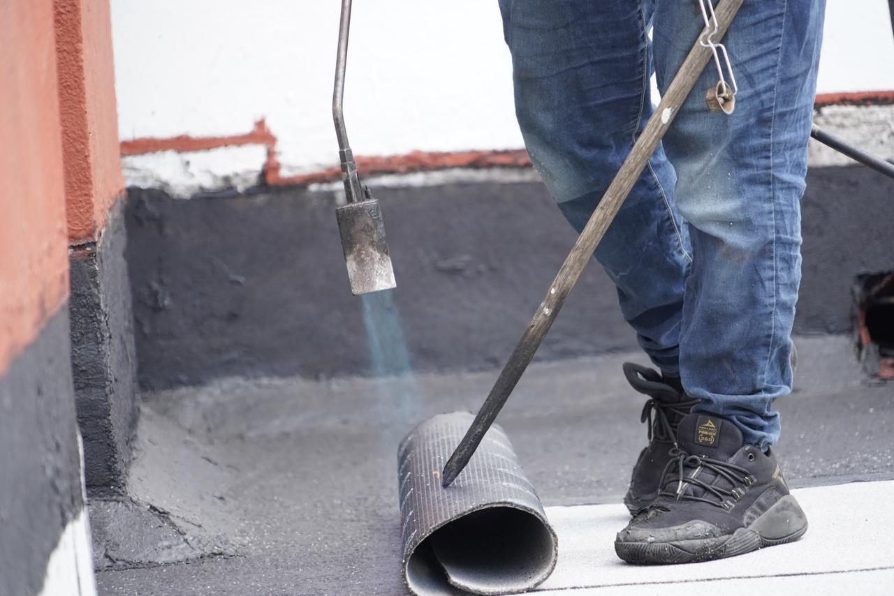 ATIENDE AYUNTAMIENTO TRABAJOS DE IMPERMEABILIZACIÓN EN EL ÁREA DE TESORERÍA