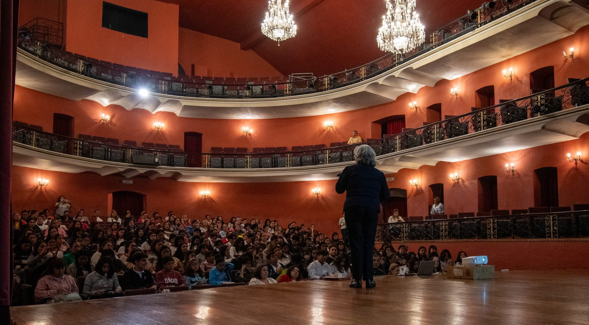 Ayuntamiento realiza capacitación docente a través del primer Congreso de Educadoras en el
Teatro Pedro Díaz