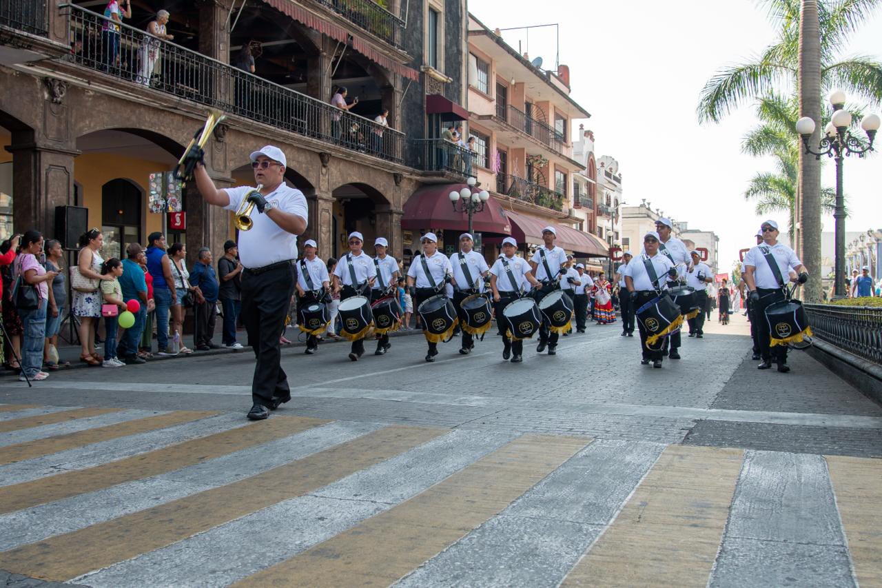 Realizan desfile conmemorativo por el 140 Aniversario del Día del ...