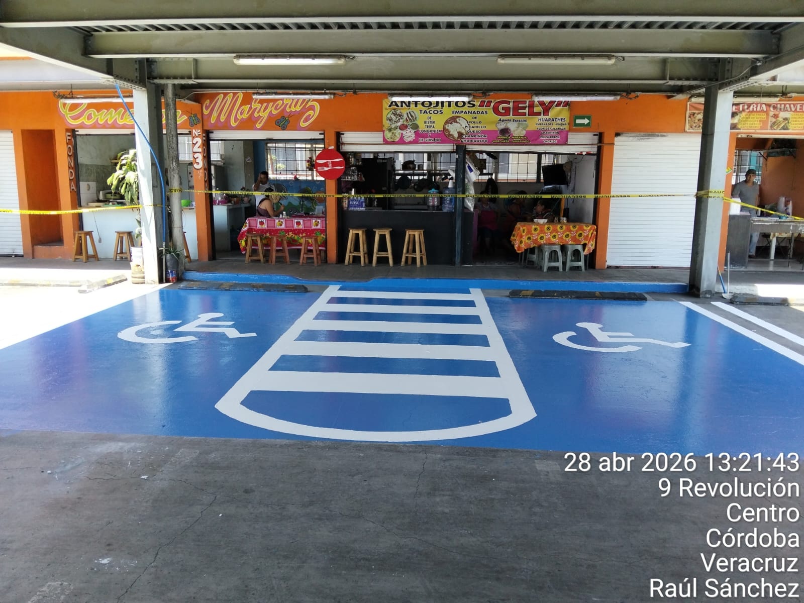 Parquímetros realizan balizamiento en cajones para personas con discapacidad; llaman a la ciudadanía a respetar dichos espacios