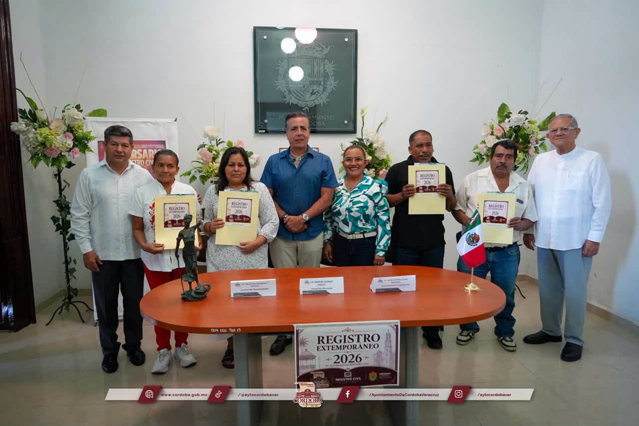 Fortalece Ayuntamiento el derecho a la identidad con entrega de actas de nacimiento a adultos 
mayores.