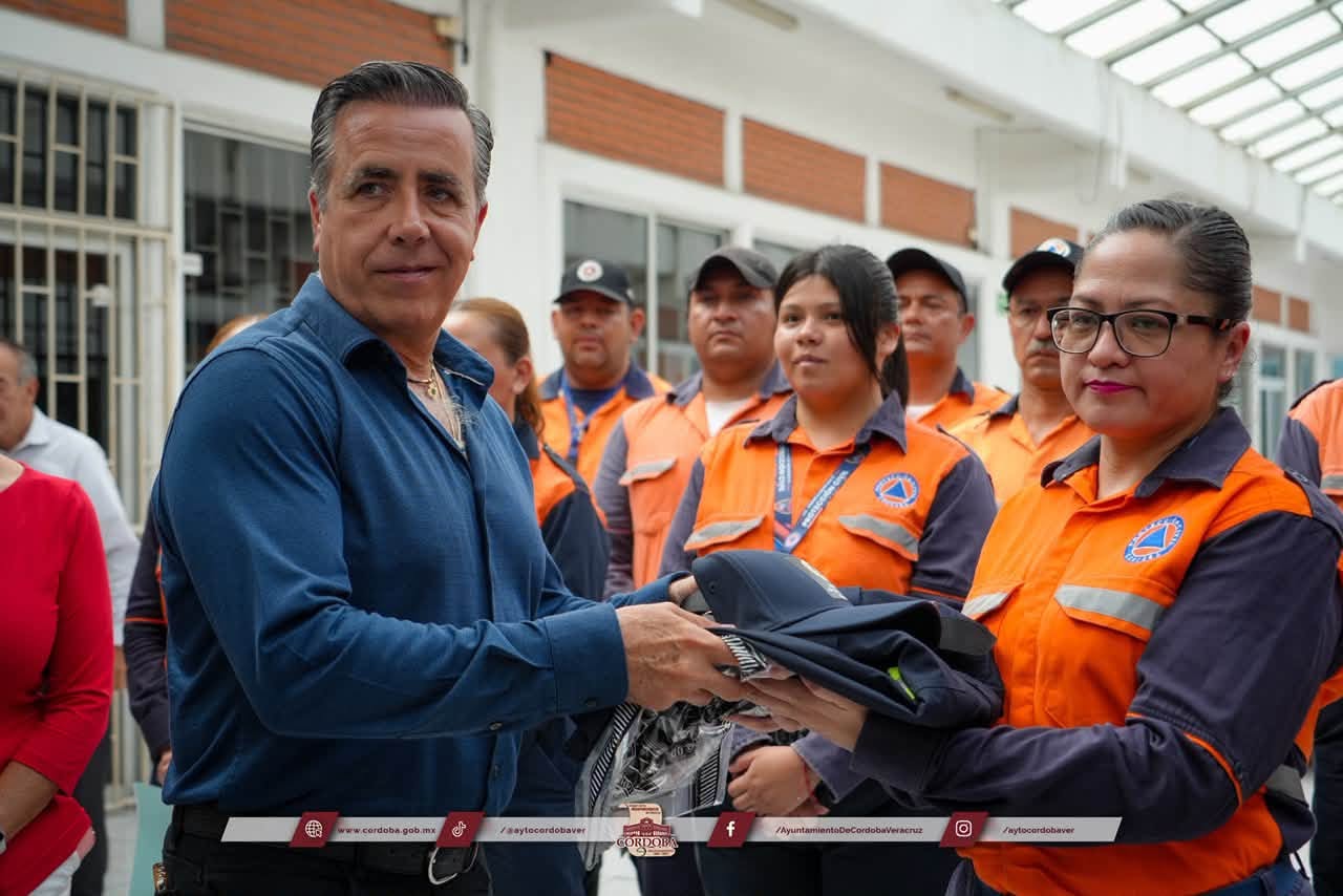 Ayuntamiento reconoce el compromiso del personal de Protección Civil con la entrega de uniformes